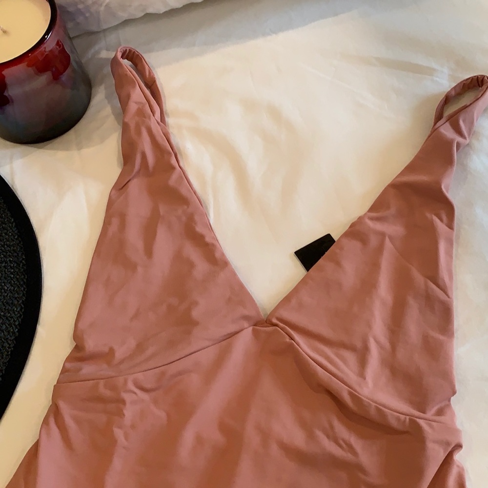 TAVIK DREW PLUNGING V NECKLINE ONE PIECE SWIMSUIT IN ROSE DAWN SIZE SMALL - Picture 10 of 16